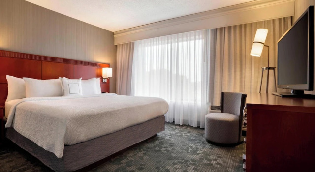 Люкс c 1 комнатой Courtyard by Marriott Champaign