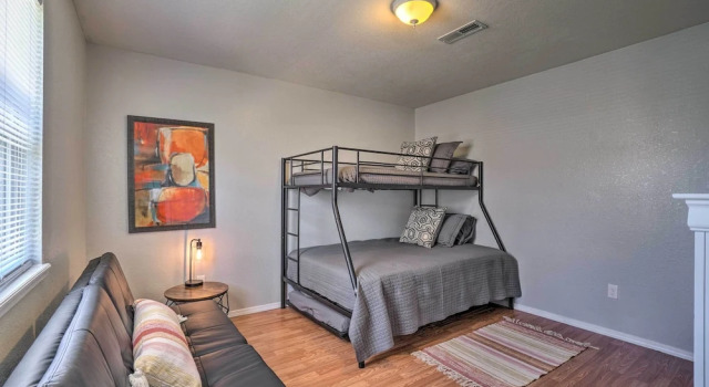 Коттедж Charming One-level Home w/ Deck, Walk to Dtwn