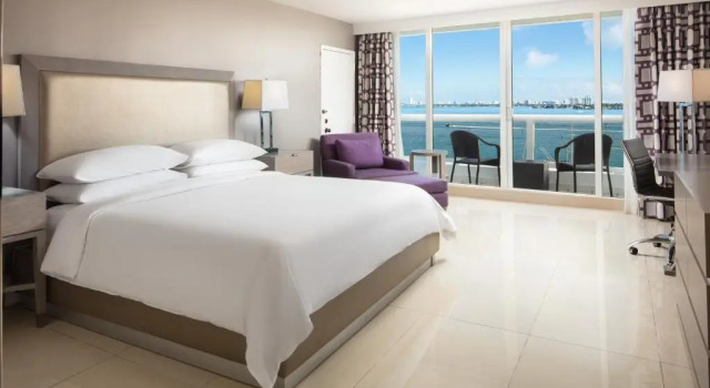Двухместный номер с балконом и с видом на залив DoubleTree by Hilton Grand Hotel Biscayne Bay
