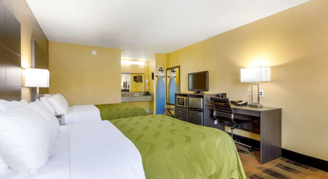 Четырёхместный номер Standard Quality Inn Mobile West Tillmans Corner