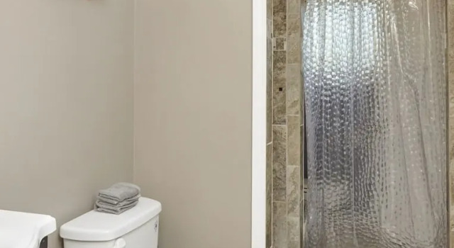 Коттедж Prime Location! 5BR in Quaint Neighborhood!