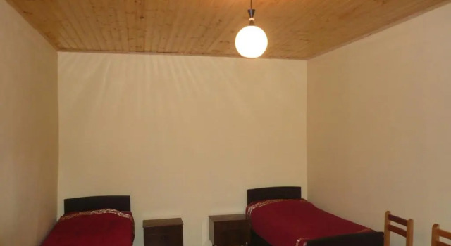 Кровать в общем номере Mestiatour Guest House