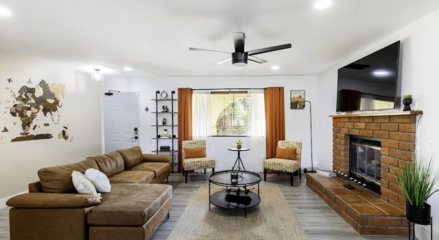 Коттедж Sky Harbor House - Centrally Located W/hot Tub 3 Bedroom Home by RedAwning