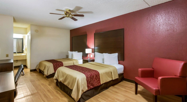 Четырёхместный номер Deluxe Red Roof Inn & Suites