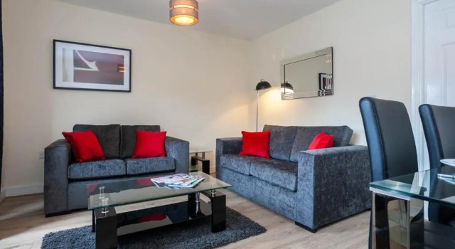 Коттедж 4 bed home, driveway parking ideally located in Latchford, Warrington - Executive St Marys House