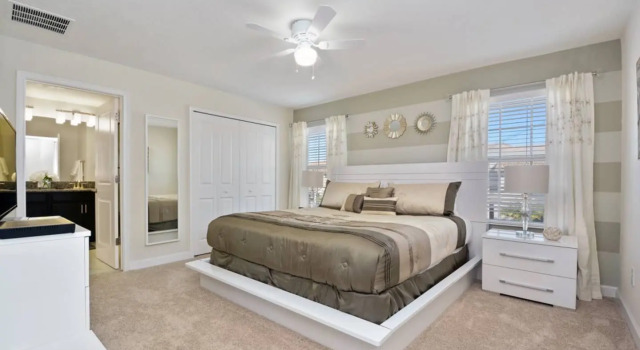 Super nice townhome near Disney with private pool, Varaa Hotelli Hotellit Kissimmee pysäköinnillä, Pysäköinti