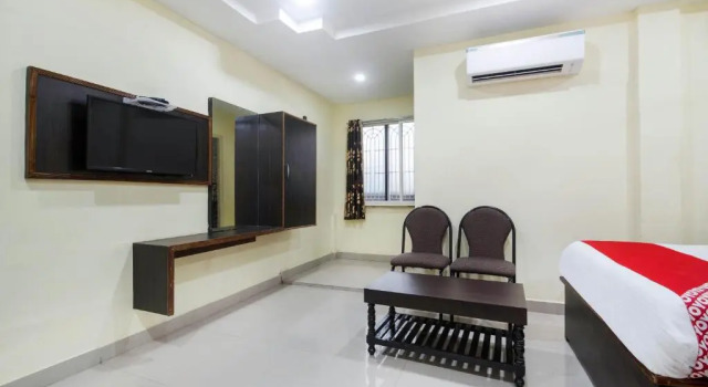 Люкс Hotel O Durga Bhavani Residency