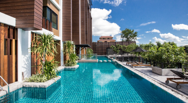 Кровать в общем номере Natee The Riverfront Hotel Kanchanaburi
