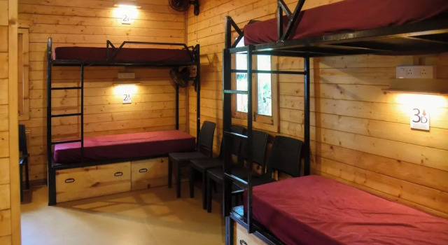 Кровать в общем номере Yuppi Hippi Hideout