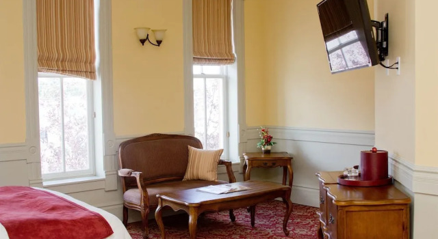 Четырёхместный номер Standard Windsor Hotel & Restaurant
