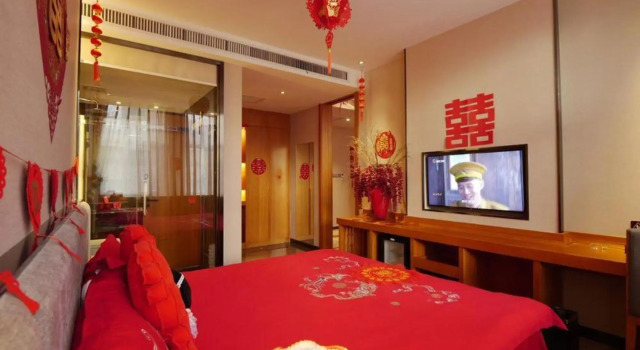 Daqing Jixiang Kaiyue Business Hotel (Daqing East Station People's Hospital), Book Hotel Hoteller i Daqing med pool, Swimmingpool