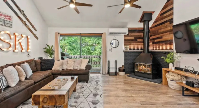 Коттедж Prime Location on Camelback Mtn, Renovated w/ Movie & Game Room The Bear's Den