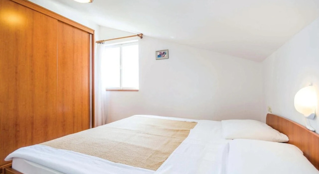 Beautiful Home in Barbat With Wifi and 2 Bedrooms, Varaa Huoneisto Hotellit Kvarner Islands uima-altaalla, Uima-allas