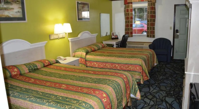 Четырёхместный номер Standard Economy Inn - Akron