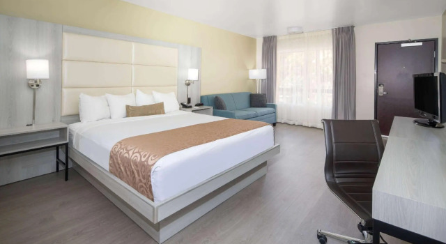 Двухместный номер Deluxe Ramada by Wyndham Burbank Airport