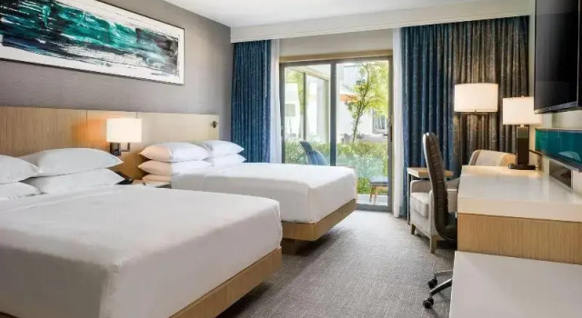 Четырёхместный клубный номер Standard с красивым видом из окна Delta Hotels by Marriott Ontario Airport
