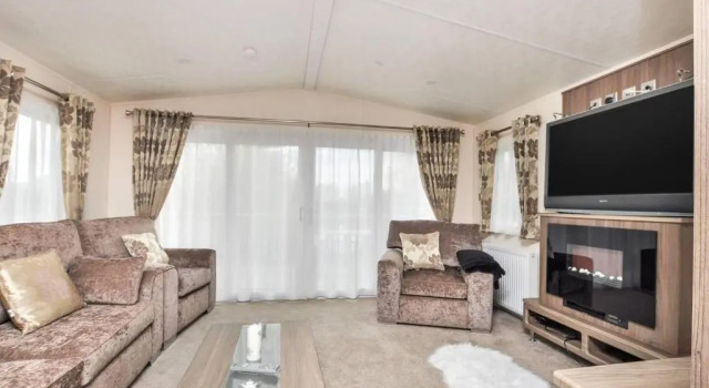 Spacious Stunning Lakeside 3 bed Holiday Home, Book Feriehus Hoteller i Northamptonshire med pool, Swimmingpool