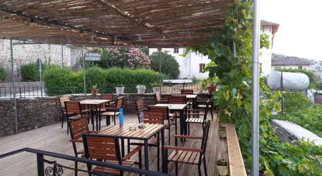 Silver Hill Hotel, Забронировать Гостевой дом Недорогие отели Гирокастры, недорого