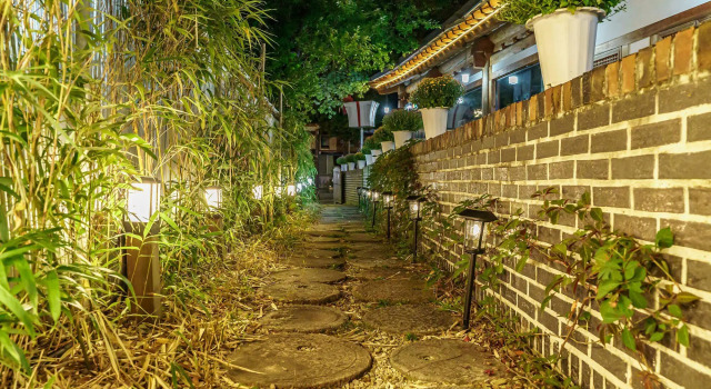 Jeonju Hanok Maeul Sarang Namu Hanok Pension, Забронировать Отель Чонджу Чолла-Пукто, рядом с Конфуцианская школа хянгё в Чонджу