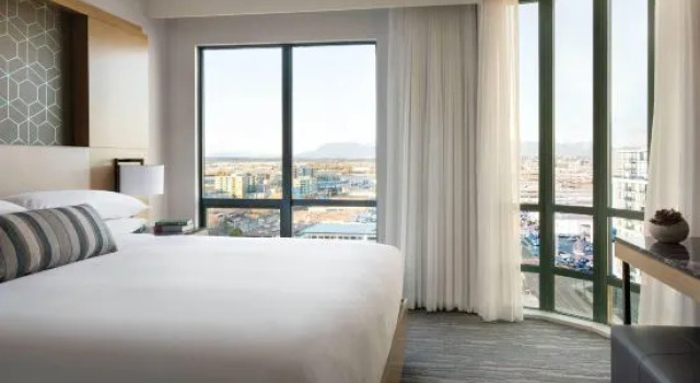 Клубный полулюкс Vancouver Airport Marriott Hotel