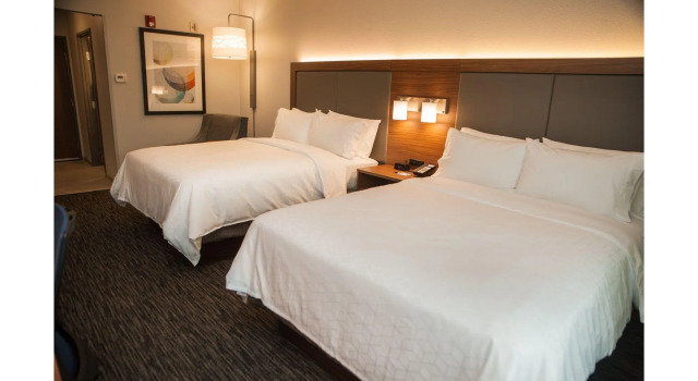 Четырёхместный номер Standard Holiday Inn Express Hotel & Suites Norfolk by IHG