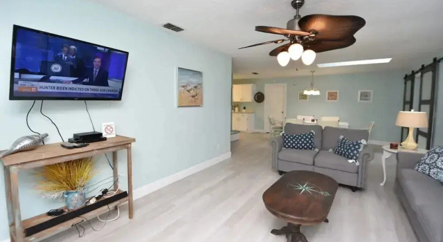 Hidden Oasis Spacious Home With Salt Water Heated Pool Hot Tub Fenced Yard Pets are Welcome, Book Feriehus Villaer i Florida, Villa