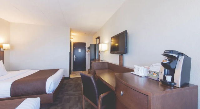 Четырёхместный номер Superior с балконом Hotel Continental Centre-Ville