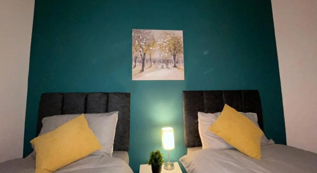 Birmingham Contractor House sleeps 8 Private Garden near M6 Motorway Business Wi-FI and Netflix, Varaa Hotelli Birmingham West Midlands