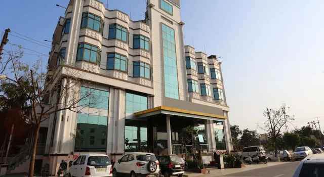 Capital O 10970 Hotel Krishna Palace, Забронировать Отель Отели Горакхпур 3 звезды, 3*