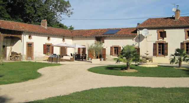 Charming cottage on estate (1880) with pool at the foot of the Pyrenees, Book Feriehus Sommerhuse i Gers, Hytte