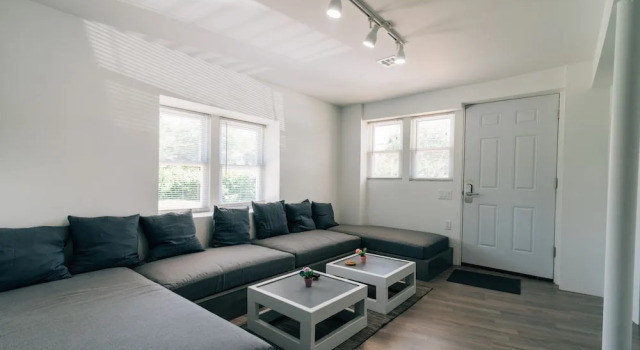 BlueWavePlace - 2BR near Asbury Park, Забронировать Отель Эсбери-Парк Джерси-Шор, рядом с Major B's General Quarters World War II Scale Museum &amp; Gallery