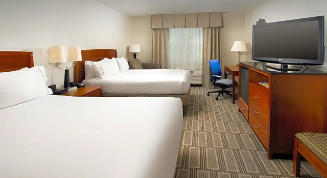 Четырёхместный люкс с 2 комнатами Holiday Inn Express Baltimore at the Stadiums by IHG