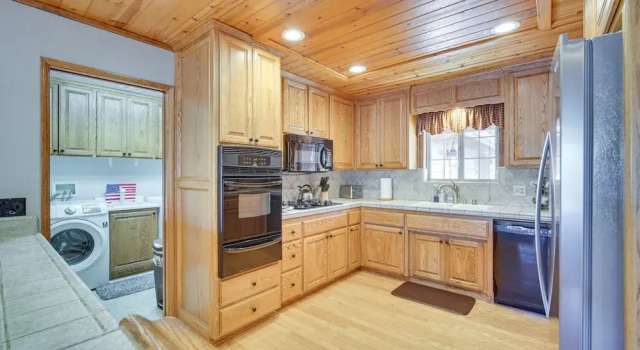 Коттедж с 3 комнатами Big Bear Lake Cabin w/ Hot Tub & Gas Fire Pit!