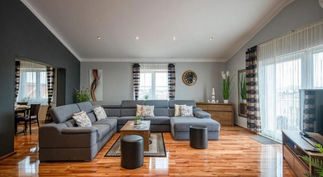 Stunning Home in Turanj with Hot Tub, Heated Swimming Pool & 5 Bedrooms
