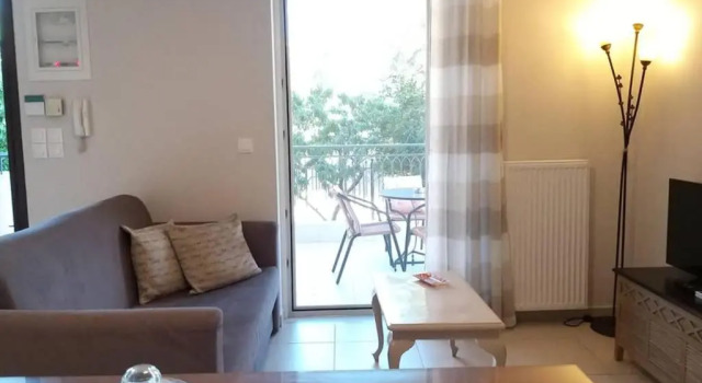 New, bright, cozy, autonomous apartment with private entrance and garden, 42 m2, 5min to the beach and city center, Забронировать Апартаменты/квартира Апартаменты периферийной единицы Мессения, Апартаменты/квартира