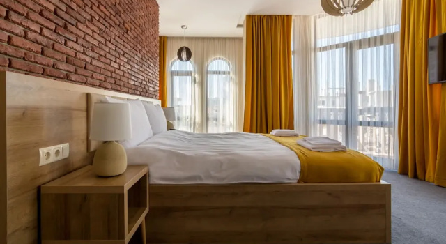 Люкс с балконом и с видом на город Hotel London