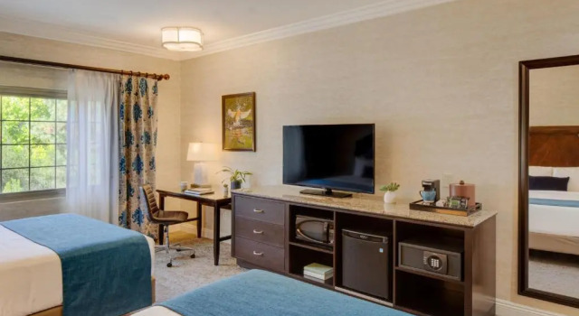 Четырёхместный номер Standard Ayres Suites Diamond Bar