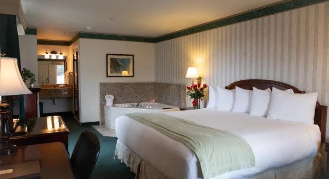 Люкс Emerald Dolphin Inn & Mini Golf