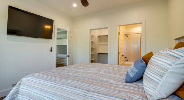 Modern Kingsland Home w/ River Access & Kayaks!