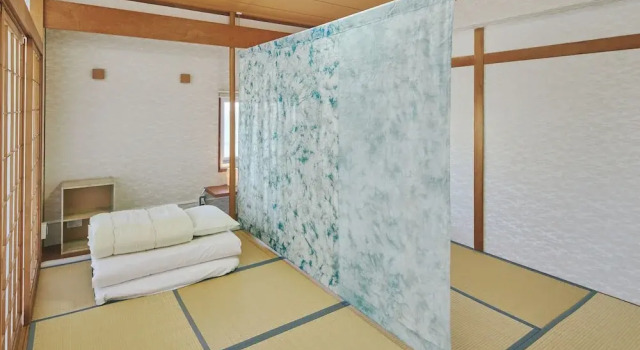 Кровать в общем номере Guest Living Mu Nanki Shirahama