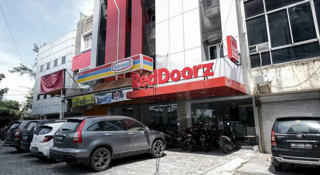 RedDoorz Plus near Deli Park Mall Medan, Rezerwuj Hotel Medan Sumatra