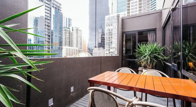 Номер Standard с балконом Laneways by Ovolo