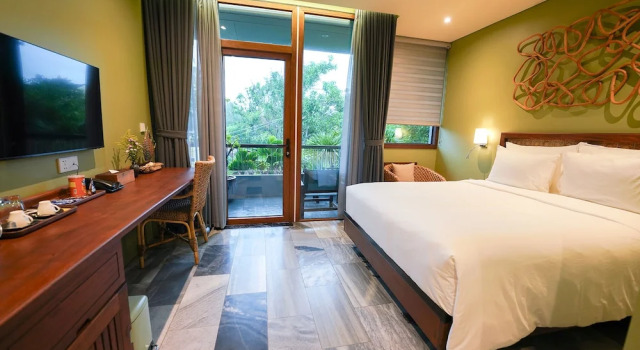 Номер Premier с балконом и с видом на бассейн CHiEM HoiAn - The Beachside Boutique Hotel & Villa