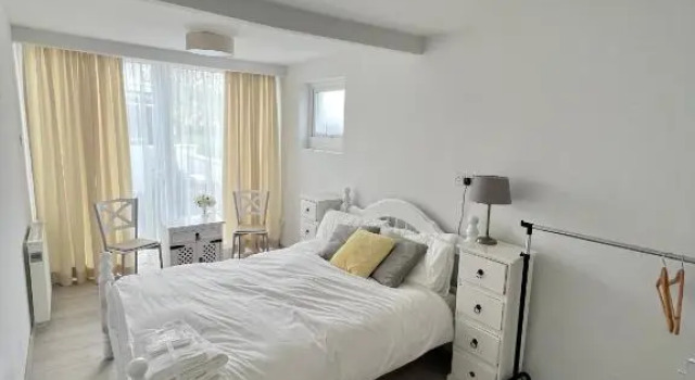 Newly renovated 1 bedroom flat with garden pergola, Boek Hotel Hotels in Clare met parkeren, Parkeren