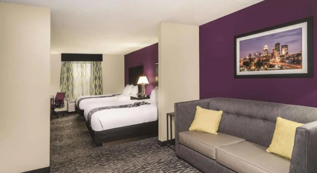 Четырёхместный номер Executive La Quinta Inn & Suites by Wyndham Louisville East