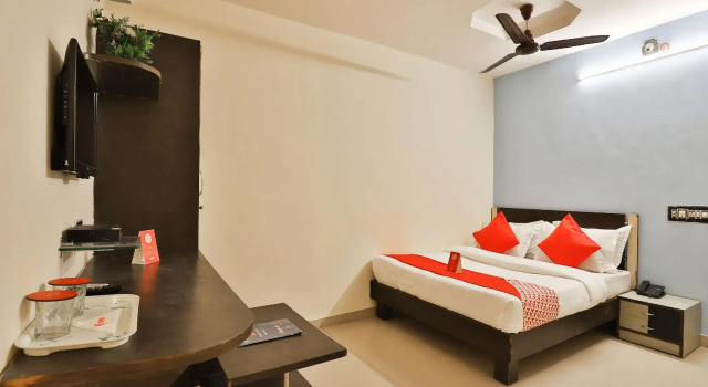 Collection O 8376 Hotel Angel Plaza, Забронировать Отель Отели Саркхедж 3 звезды, 3*