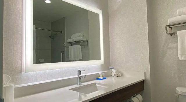 Четырёхместный люкс Holiday Inn Express & Suites Beaumont - Oak Valley by IHG