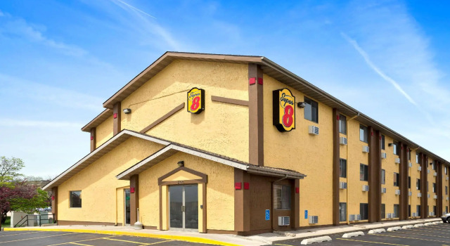 Кровать в общем номере Super 8 by Wyndham Cedar Rapids