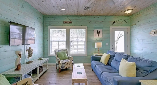Tropical Blue Wave Home Short Drive to Beach by Redawning