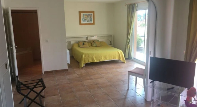 Chambres d'hôtes La Coloniale, Rezerwuj Hotel Hotele w Varetz z basenem, Basen